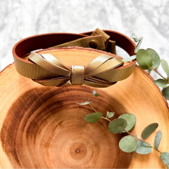 Fossil Womens Metallic Gold Leather Bow Snap Belt, Small - Picture 2 of 4